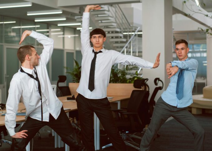 4 Zodiak yang Paling Cocok Jadi Personality Hire, Bikin Kantor Serasa Nongkrong!