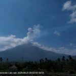 Gunung Lewotobi Laki-Laki di Kabupaten Flores Timur (Flotim), Nusa Tenggara Timur (NTT), erupsi dengan tinggi kolom abu teramati kurang lebih 800 meter di atas puncak atau kurang lebih 2.384 meter di atas permukaan laut, Minggu (21/9/2025) pukul 07.22 WITA.