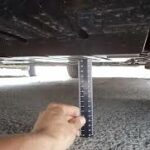 Mobil dengan ground clearance rendah seperti sedan mungkin enak di jalan tol, tapi begitu masuk jalan komplek atau gang sempit penuh lubang dan got terbuka, rasanya seperti uji nyali.