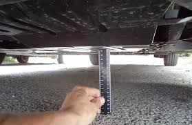 Mobil dengan ground clearance rendah seperti sedan mungkin enak di jalan tol, tapi begitu masuk jalan komplek atau gang sempit penuh lubang dan got terbuka, rasanya seperti uji nyali.