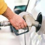 Mitos dari Bahaya Menggoyang Mobil saat Isi Bensin