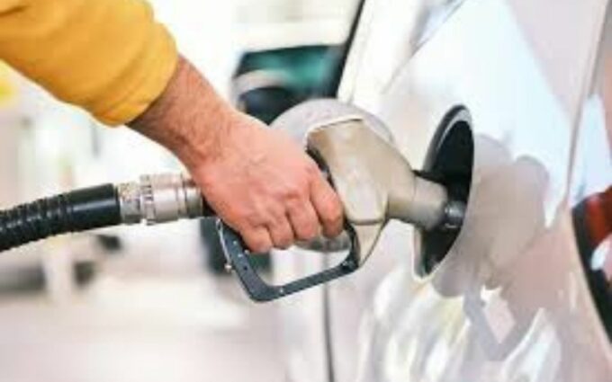 Mitos dari Bahaya Menggoyang Mobil saat Isi Bensin