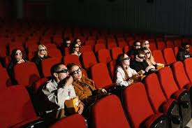 Kalau kamu sering bingung mau pilih kursi bioskop yang mana, jawabannya simpel: kolom tengah adalah posisi terbaik
