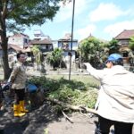 Presiden Republik Indonesia Prabowo Subianto dan Kepala BNPB Letjen TNI Suharyanto (kemeja dan rompi hijau) saat meninjau lokasi terdampak banjir di Kota Denpasar, Bali pada Sabtu (13/9).