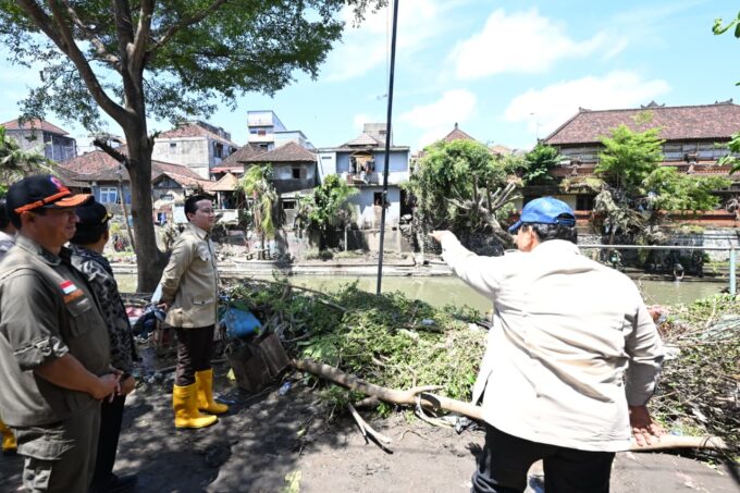 Presiden Republik Indonesia Prabowo Subianto dan Kepala BNPB Letjen TNI Suharyanto (kemeja dan rompi hijau) saat meninjau lokasi terdampak banjir di Kota Denpasar, Bali pada Sabtu (13/9).