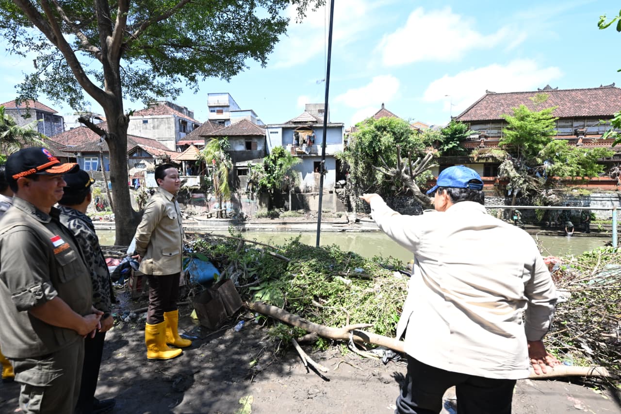Presiden Republik Indonesia Prabowo Subianto dan Kepala BNPB Letjen TNI Suharyanto (kemeja dan rompi hijau) saat meninjau lokasi terdampak banjir di Kota Denpasar, Bali pada Sabtu (13/9).