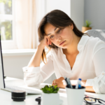 Mengapa Banyak Orang Tidak Bahagia di Tempat Kerja? Ini 7 Penyebab dan Solusinya