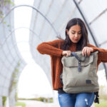 7 Barang Penyelamat yang Harus Selalu Ada di Tas Saat Cuaca Panas Ekstrem!