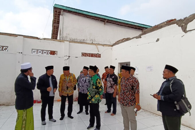Kemenag beri bantuan pada dua pesantren yang tertimpa musibah. Foto: Kemenag
