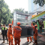 Aparat membongkar kios di Pasar Hewan Barito, Jakarta Selatan. Foto: Beritajakarta