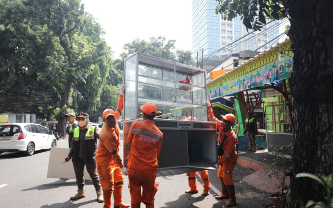 Aparat membongkar kios di Pasar Hewan Barito, Jakarta Selatan. Foto: Beritajakarta
