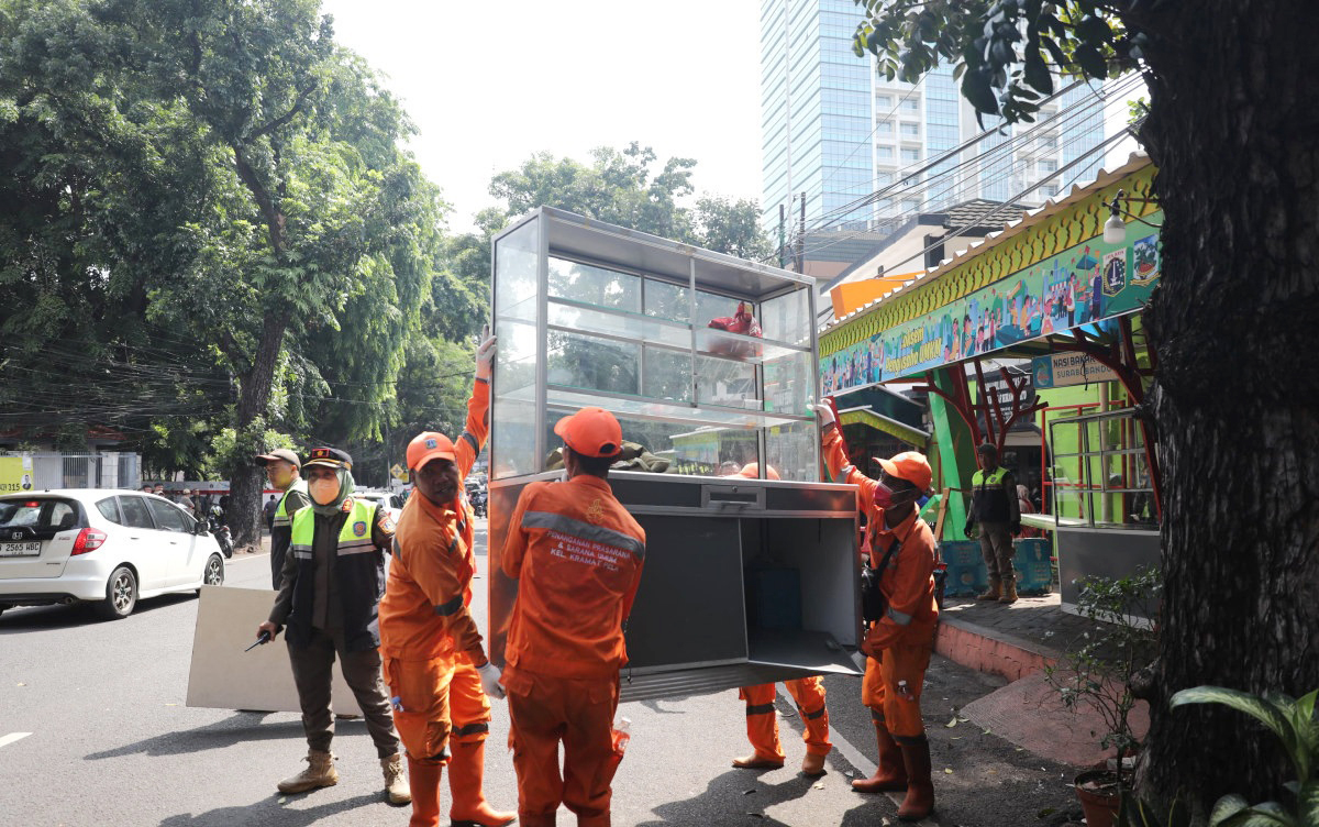 Aparat membongkar kios di Pasar Hewan Barito, Jakarta Selatan. Foto: Beritajakarta