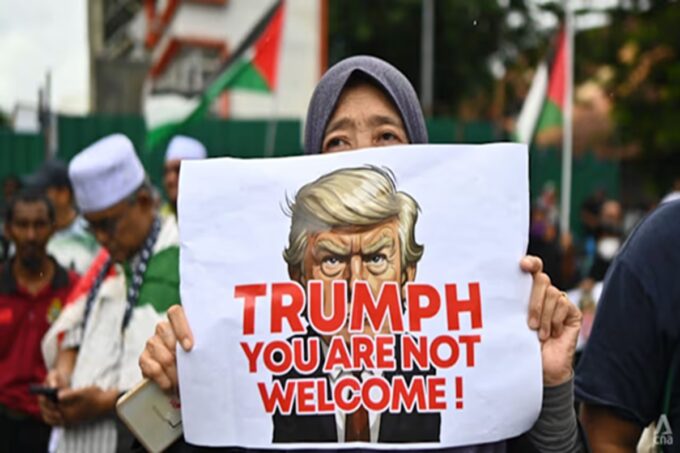 Warga Malaysia berdemo menolak kedatangan Presiden AS Donald Trump. Foto: CNA