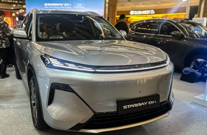 Geely Starray EM-i bisa menempuh hingga 1.000 km dalam kondisi baterai dan tangki bensin penuh.