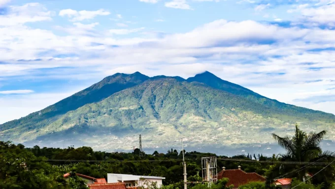 Misteri dan Kekuatan Gaib Gunung Salak: Benarkah Pintu Gerbang Kerajaan Pajajaran Hilang?