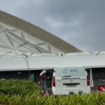 Atap lapangan padel di Meruya ambruk diterjang angin kencang. Foto: jakartabarat24jam