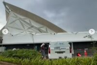 Atap lapangan padel di Meruya ambruk diterjang angin kencang. Foto: jakartabarat24jam