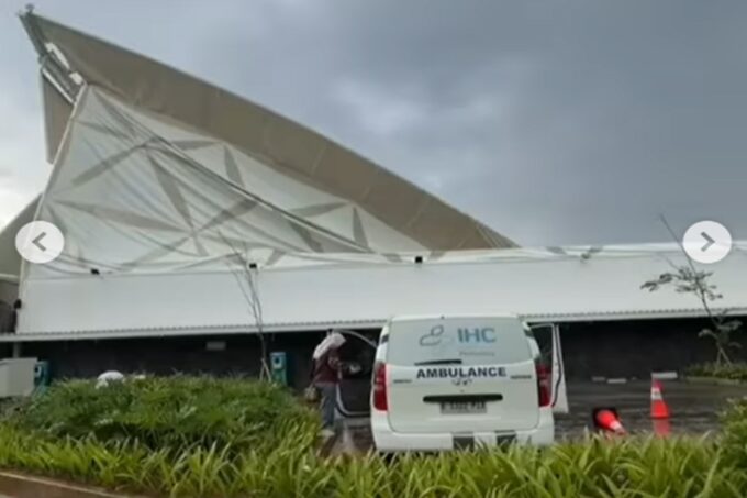 Atap lapangan padel di Meruya ambruk diterjang angin kencang. Foto: jakartabarat24jam