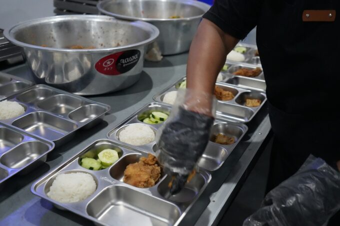 BGN melarang SPPG menggunakan bahan pabrikan dalam mengelola menu MBG. Foto: BGN