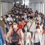 Masyarakat diimbau antisipasi bahaya mikroplastik dengan mengenakan masker.