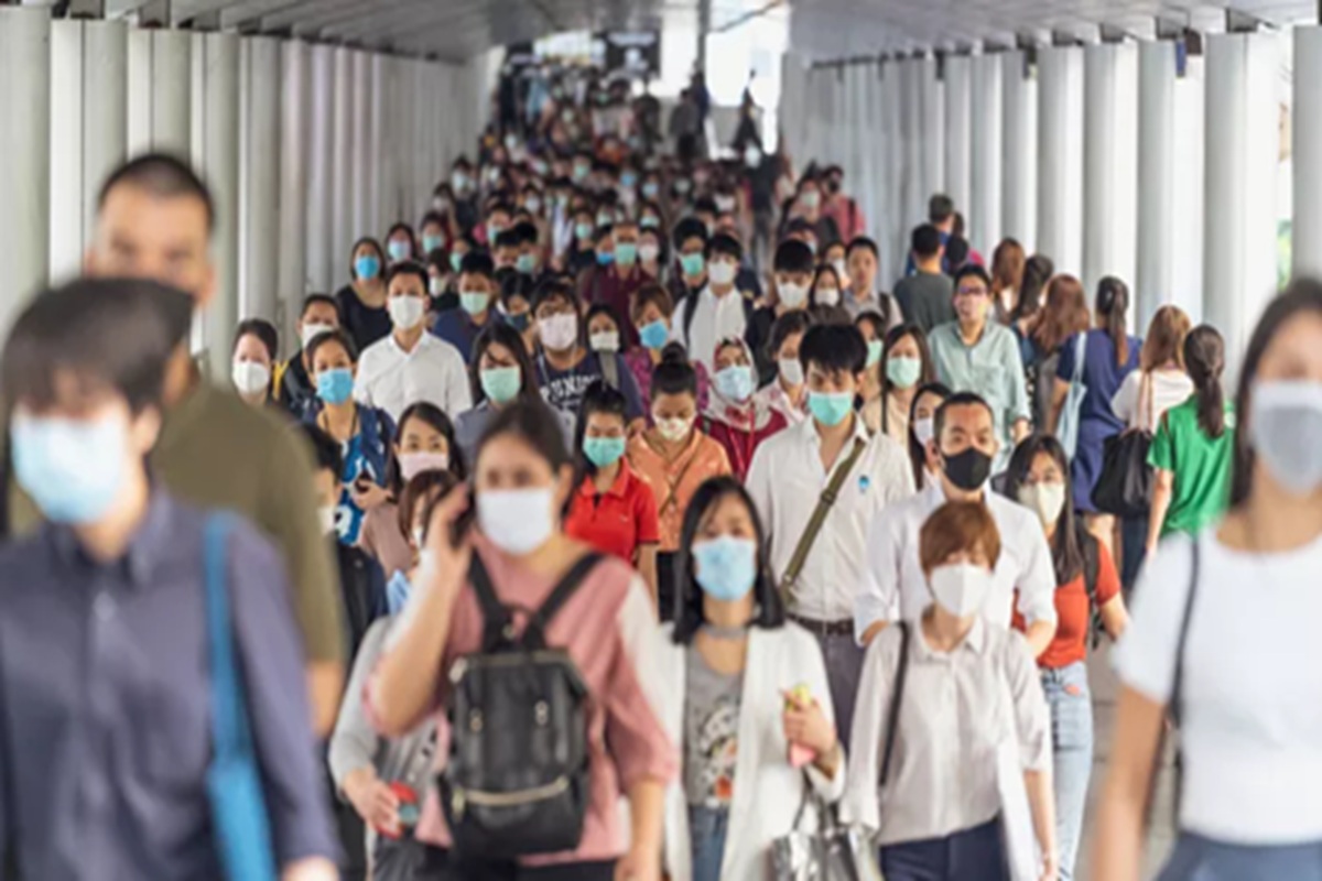 Masyarakat diimbau antisipasi bahaya mikroplastik dengan mengenakan masker.