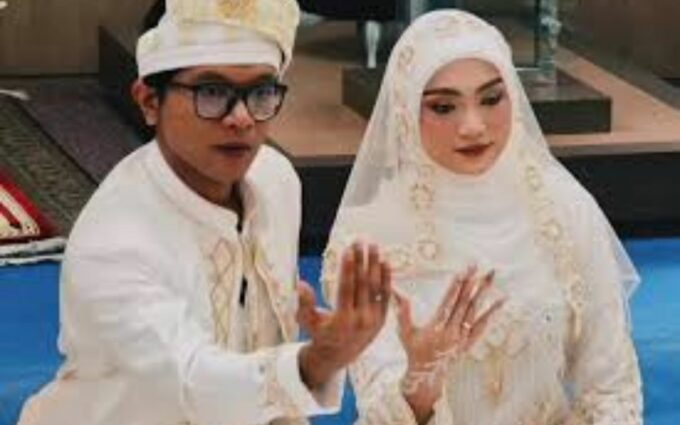 Komika Dzawin Nur yang dikenal setelah memenangkan kontes Stand Up Comedy Indonesia (SUCI) season 4 melepas masa lajangnya. Dia mempersunting Renny Rachmawaty pada Sabtu 27 September 2025.