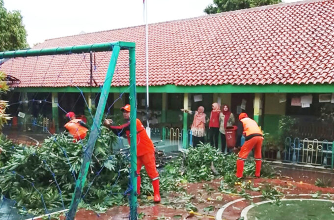 Atap SDN Dukuh 04, Kramat Jati, Jakarta Timur tertimpa pohon tumbang. Foto: beritajakarta