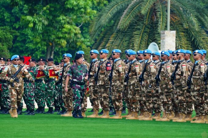 Panglima TNI Jenderal TNI Agus Subiyanto menginspeksi Satgas TNI Kontingen Garuda UNIFIL TA. 2025 di Lapangan Prima, Mabes TNI, Cilangkap, Jakarta Timur, Rabu (9/04/2025). Foto: tni.mil