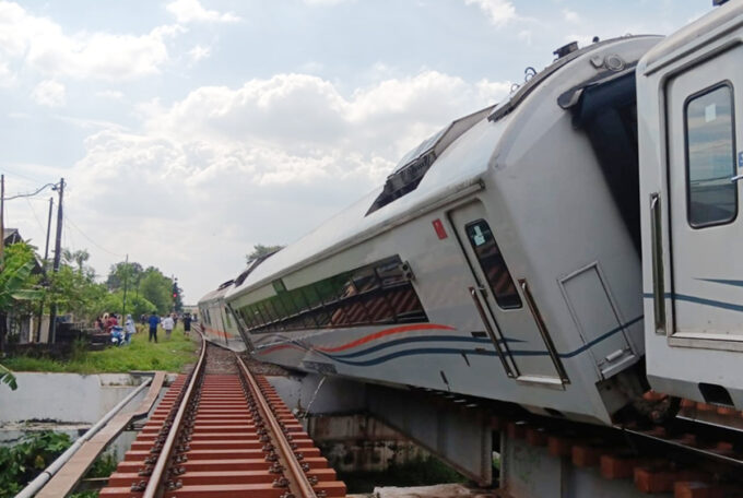 KA Purwojaya anjlok di Bekasi.