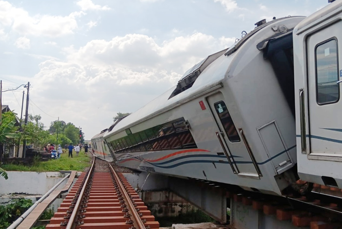 KA Purwojaya anjlok di Bekasi.