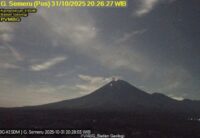 SEMERU ERUPSI LAGI, Semburkan Abu Setinggi 700 Meter ke Langit--
