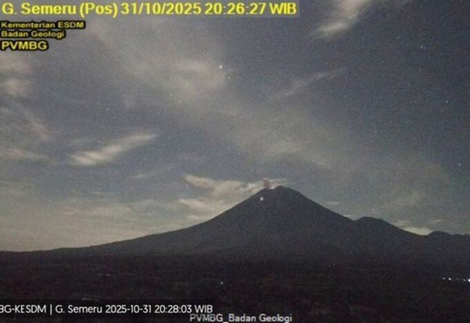 SEMERU ERUPSI LAGI, Semburkan Abu Setinggi 700 Meter ke Langit--