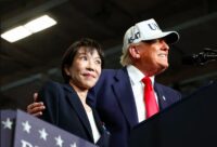 Sanae Takaichi bersama Donald Trump di kapal induk Amerika Serikat
