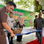 Seorang terpidana di Aceh Barat pingsan usai menjalani hukuman cambuk 100 kali.