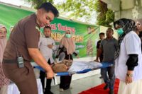Seorang terpidana di Aceh Barat pingsan usai menjalani hukuman cambuk 100 kali.