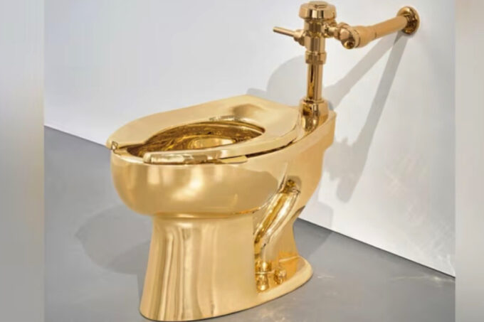 Toilet berbahan emas murni dilelang di New York dengan harga awal USD10 Juta.