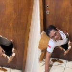 Pria Menolong Wanita yang Terkunci di Toilet