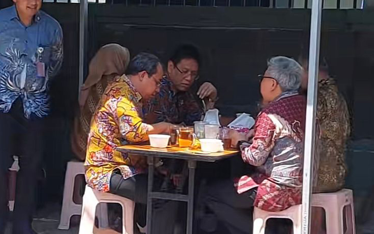 Menkeu Purbaya Makan di Pinggir Jalan