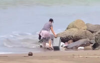 IRT Buang Sampah Ke Laut
