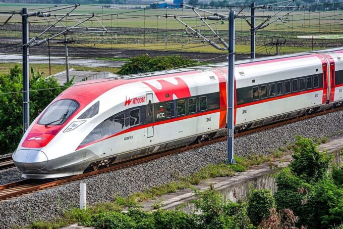 KPK tegaskan pengusutan dugaan korupsi proyek Whoosh tidak akan menghentikan layanan kereta cepat. Juru Bicara KPK Budi Prasetyo minta masyarakat tetap gunakan Whoosh.