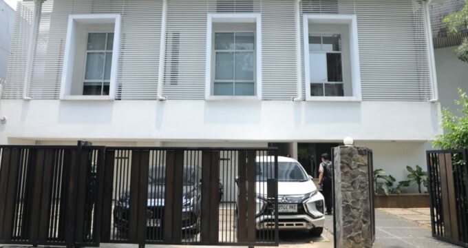 Rumah mewah diduga milik Riza Chalid yang berada di Jalan Hang Lekir XI Blok H/2, Kelurahan Gunung, Kecamatan Kebayoran Baru, Kota Jakarta Selatan.