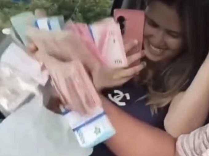 Istri Kades pamer uang