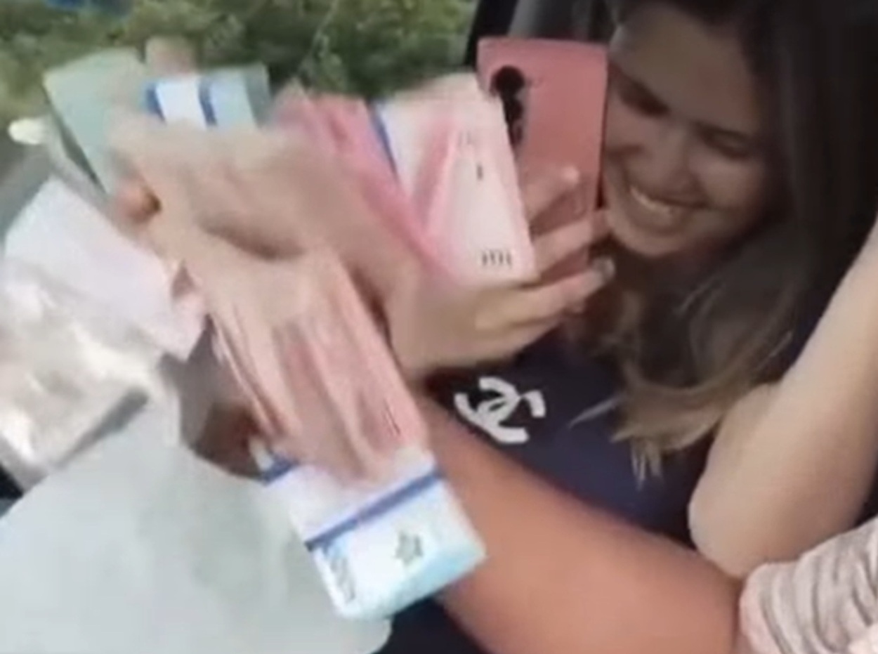 Istri Kades pamer uang