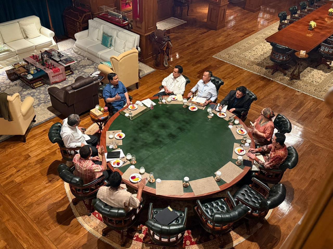 Presiden Prabowo Subianto menerima Ketua MPR RI Ahmad Muzani beserta sejumlah jajaran menteri Kabinet Merah Putih di kediaman pribadinya di Hambalang, Bogor, pada Sabtu malam, 11 Oktober 2025.