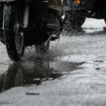 Nekat Menerobos Hujan? Kenali Risiko dan Tips Aman Berkendara Saat Cuaca Basah