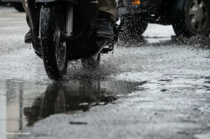 Nekat Menerobos Hujan? Kenali Risiko dan Tips Aman Berkendara Saat Cuaca Basah