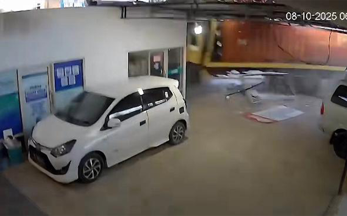 Truk Kontainer Tabrak Apotek