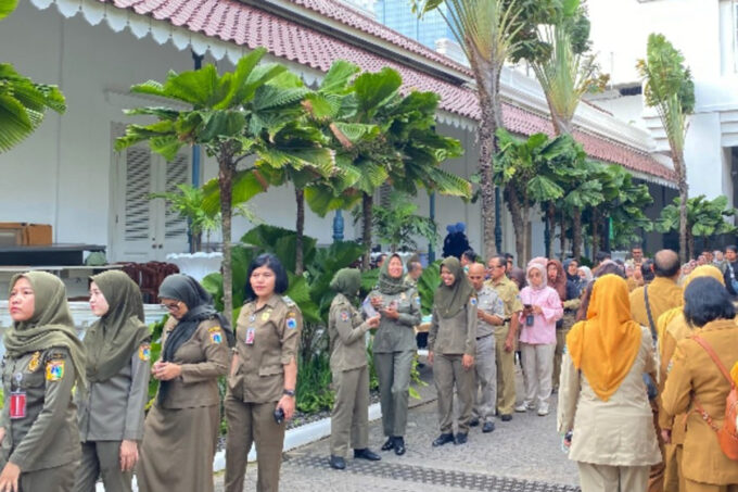 ASN Pemprov DKI gratis naik transportasi umum.