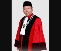 Aliansi Masyarakat Pemerhati Konstitusi melaporkan Hakim Konstitusi Arsul Sani ke Bareskrim Polri atas dugaan penggunaan ijazah doktor palsu.