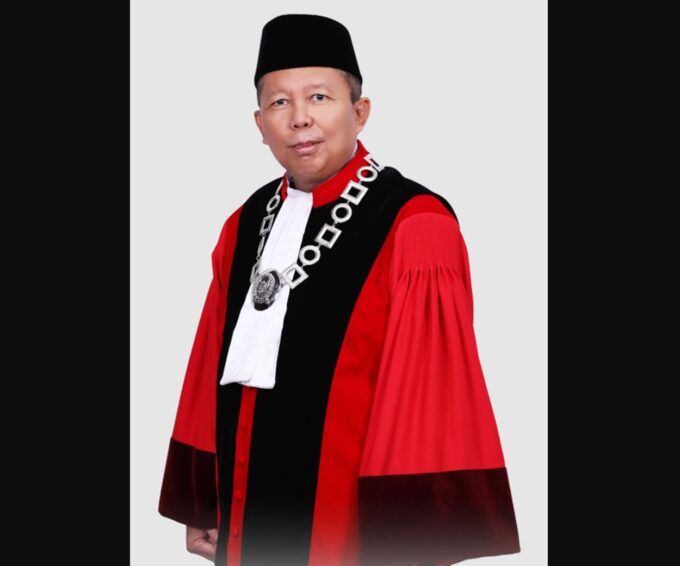 Aliansi Masyarakat Pemerhati Konstitusi melaporkan Hakim Konstitusi Arsul Sani ke Bareskrim Polri atas dugaan penggunaan ijazah doktor palsu.